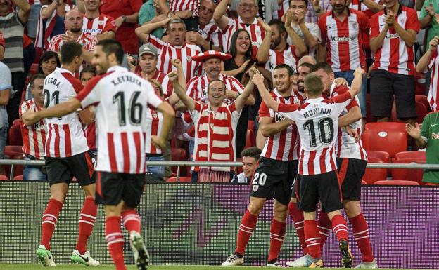 Raúl García celebra uno de sus goles con sus compañeros. 