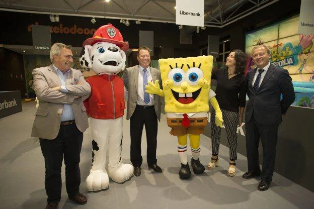 Álvaro Muñiz, Félix Baragaño, Ana Echenique y Älvaro Alonso, con Marshall y Bob Esponja. :: DANIEL MORA