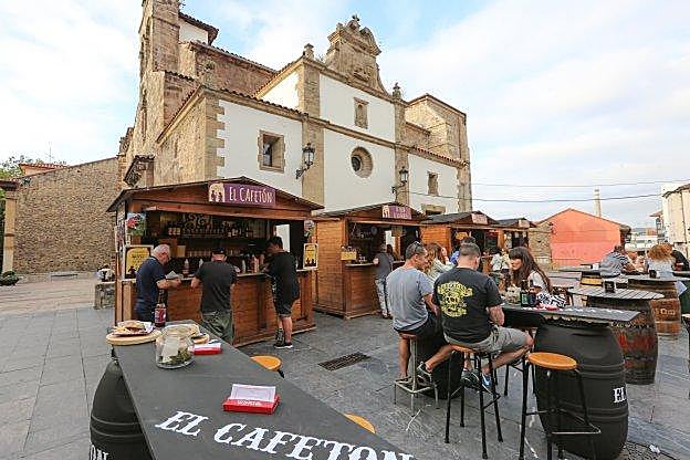 Las casetas de los diferentes locales de hostelería situados en la plaza de Carlos Lobo, ante la iglesia de los Padres Franciscanos. 