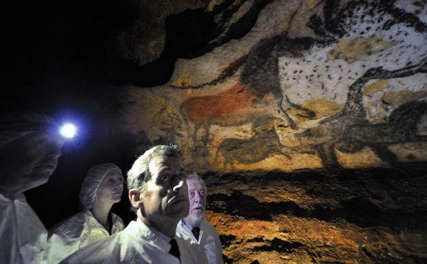 Nicolas Sarkozy, presidente francés, visita las pinturas originales de la cueva de Lascaux. 