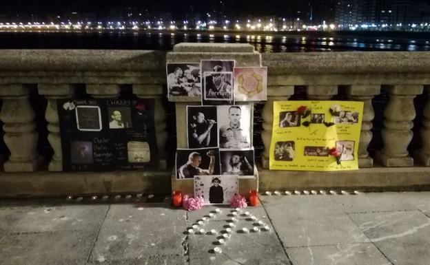 Homenaje a Chester Bennington junto a la playa de San Lorenzo de Gijón.