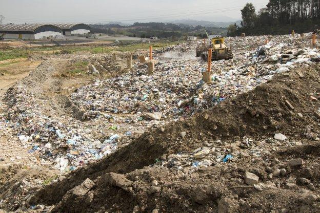 Cogersa empieza a apilar en altura los desechos en el vertedero central de Asturias. 