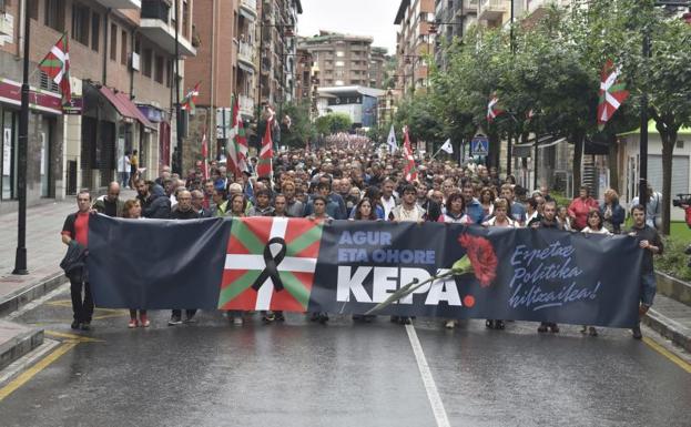 Concentración en recuerdo del etarra fallecido Kepa del Hoyo por las calles de Galdakao.