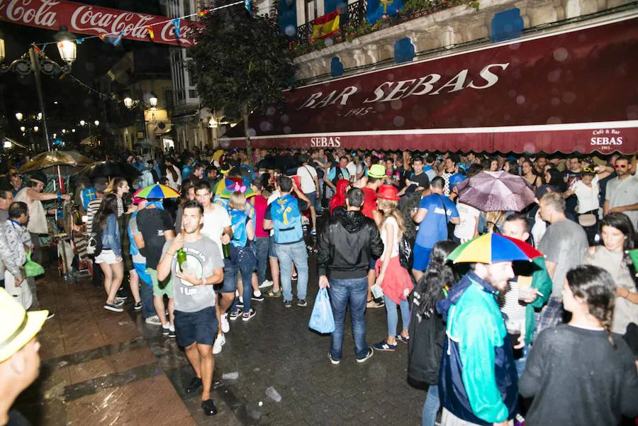 La locura de la fiesta nocturna de Ribadesella en Les Piragües