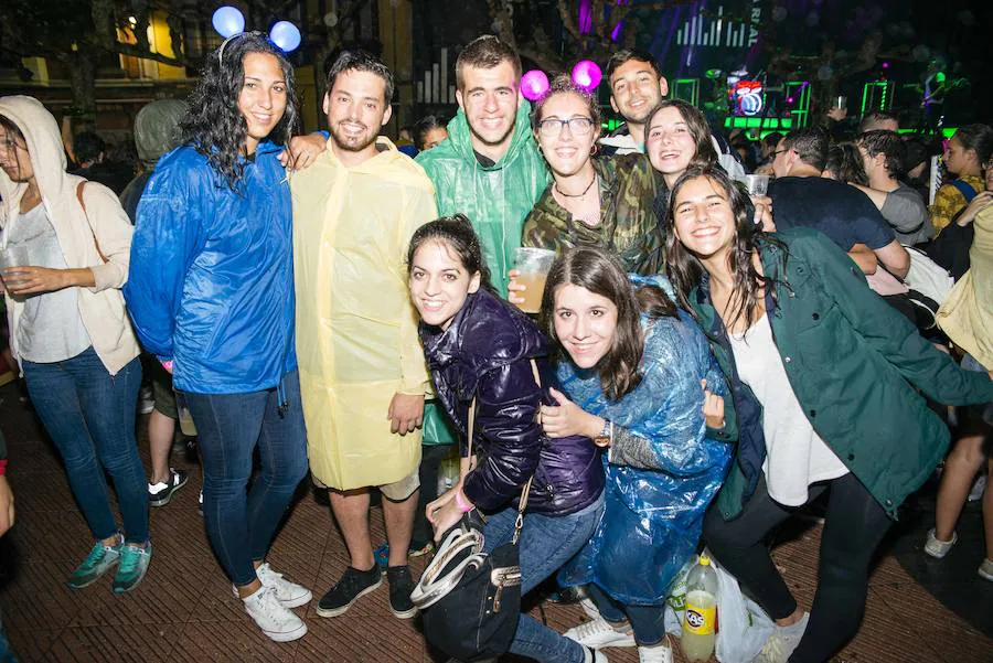 La locura de la fiesta nocturna de Ribadesella en Les Piragües