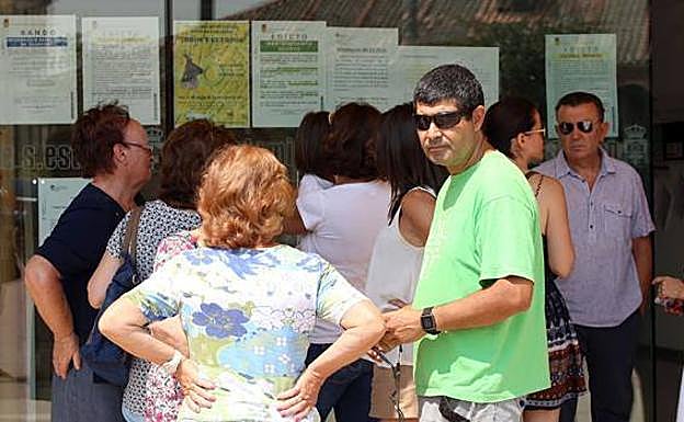Concentración ante el Ayto de Pedrajas de San Esteban (Valladolid), de donde es la madre de la pequeña fallecida