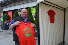 Juan García Gayo porta la camiseta de las fiestas de Tineo. 