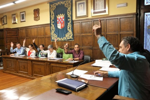 Un Pleno celebrado en el Ayuntamiento de Nava. 