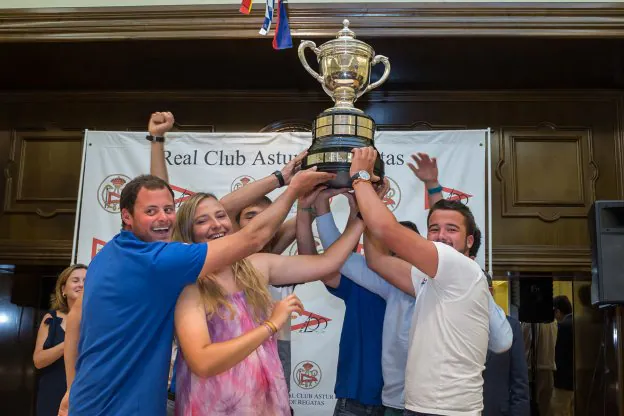 Los tripulantes de 'El Gorilón' levantan el trofeo como vencedores de la Regata El Gaitero. 