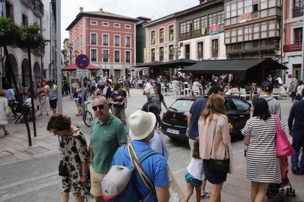 Las calles y terrazas de Llanes estaban abarrotadas a primera hora de la tarde. 