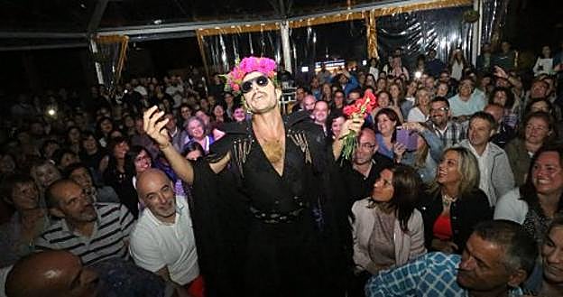 Rodrigo Cuevas salió al escenario del Botánico y se ganó al público de inmediato. :: FOTOS: CITOULA