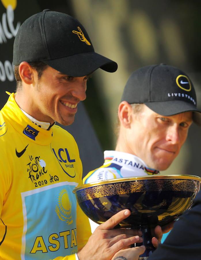Contador celebra la victoria en el 'Tour de Francia 2009' ante la atenta mirada de Lance Amstrong 