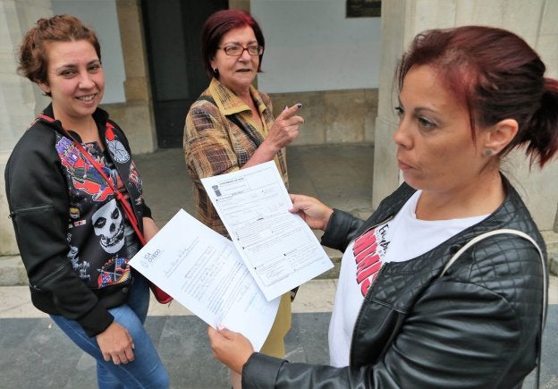 Ángela Veira, Guillermina Siciliano y Pilar Galán, momentos antes de presentar su escrito en el registro del Ayuntamiento de Siero. 