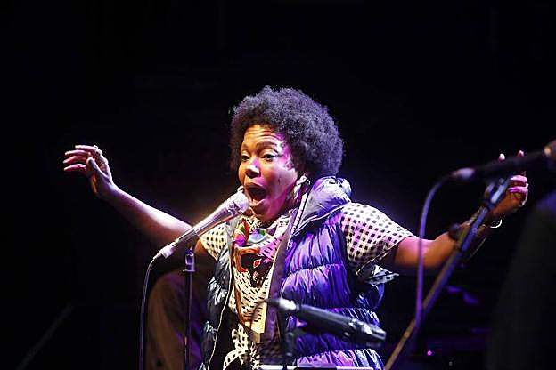 China Moses, sobre el escenario de la plaza mayor, hizo frente al frío con un chaleco impermeable y un pañuleo al cuello. 