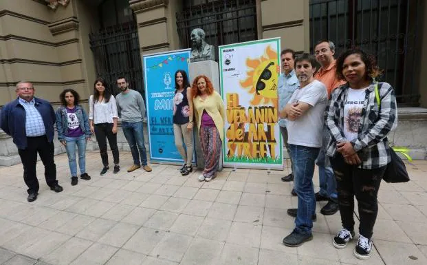 Presentación del Festival Mini, ayer, frente al Teatro Palacio Valdés. 