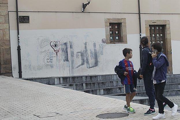 Los servicios de limpieza municipales borraron el grafiti contra el turismo de la plaza de El Paraguas. 