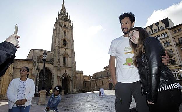 El francés Stany Coppet se fotografía con una seguidora ante la Catedral de Oviedo. 
