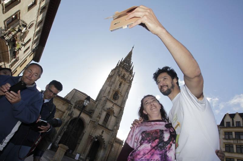 El actor Stany Coppet, conocido por su papel en la serie de televisión 'El Príncipe', ha iniciado este miércoles en Oviedo una peregrinación a Santiago en apoyo a la Fundación Anda Conmigo, dedicada a ayudar a niños con necesidades especiales.