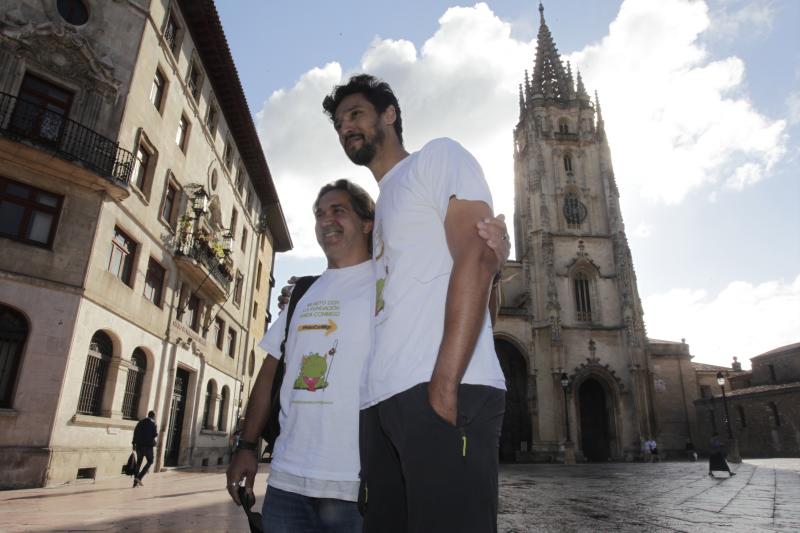 El actor Stany Coppet, conocido por su papel en la serie de televisión 'El Príncipe', ha iniciado este miércoles en Oviedo una peregrinación a Santiago en apoyo a la Fundación Anda Conmigo, dedicada a ayudar a niños con necesidades especiales.