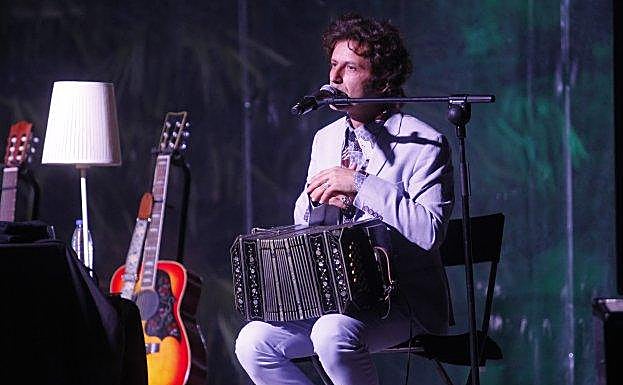 Coti, con su bandoneón, durante el concierto que ofreció anoche en el Jardín Botánico. 