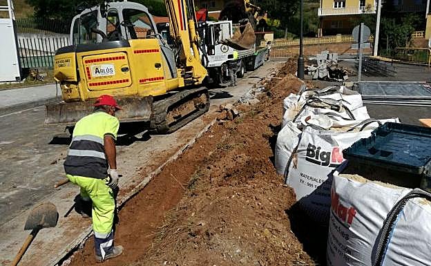 Los operarios trabajan en la rehabilitación del parque. 