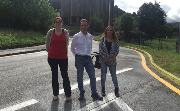 María Luisa García, Ovidio Zapico y Leticia Gil, ante las tolvas. 