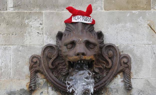 Gorro 'antitaurino' colocado en la estatua de Pelayo.