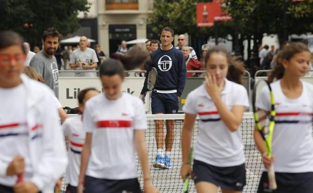 Tommy Robredo durante la exhibición en Begoña.