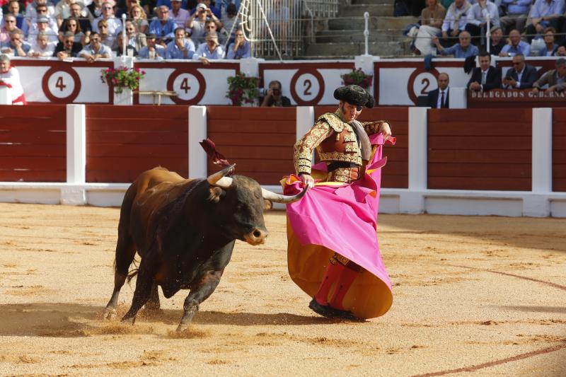 Padilla corta una oreja en la primera corrida de la Feria de Begoña