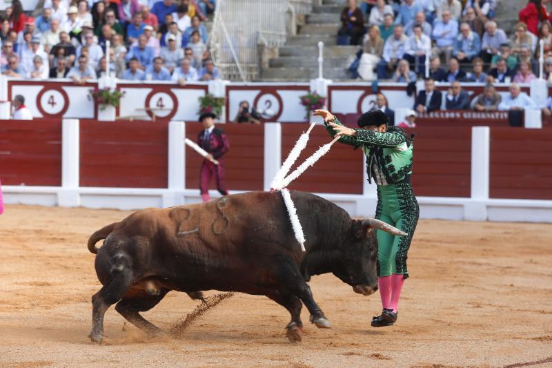 Padilla corta una oreja en la primera corrida de la Feria de Begoña