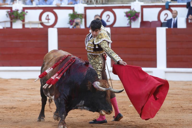 Padilla corta una oreja en la primera corrida de la Feria de Begoña