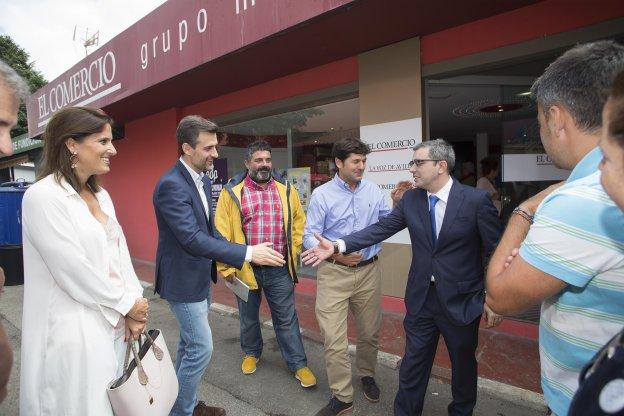 El director de EL COMERCIO saluda a José María Pérez a su llegada al estand del periódico. 