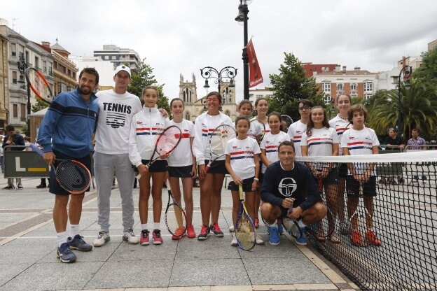 A la izquierda, David Muñoz de la Nava y David Vega, junto a Robredo, agachado, acompañados por jóvenes jugadores. 