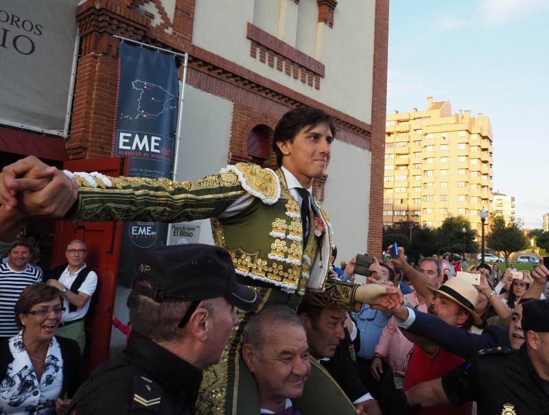 El torero peruano Roca Rey corta dos orejas en El Bibio