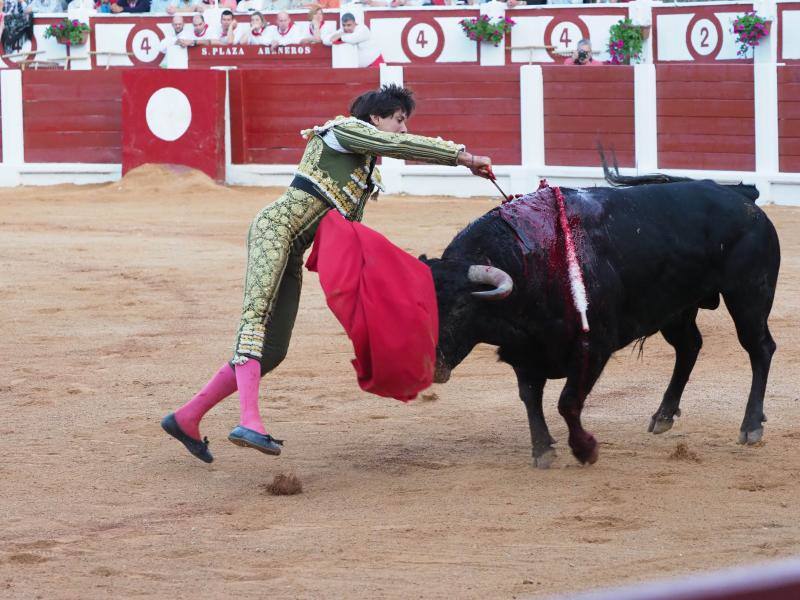 El torero peruano Roca Rey corta dos orejas en El Bibio