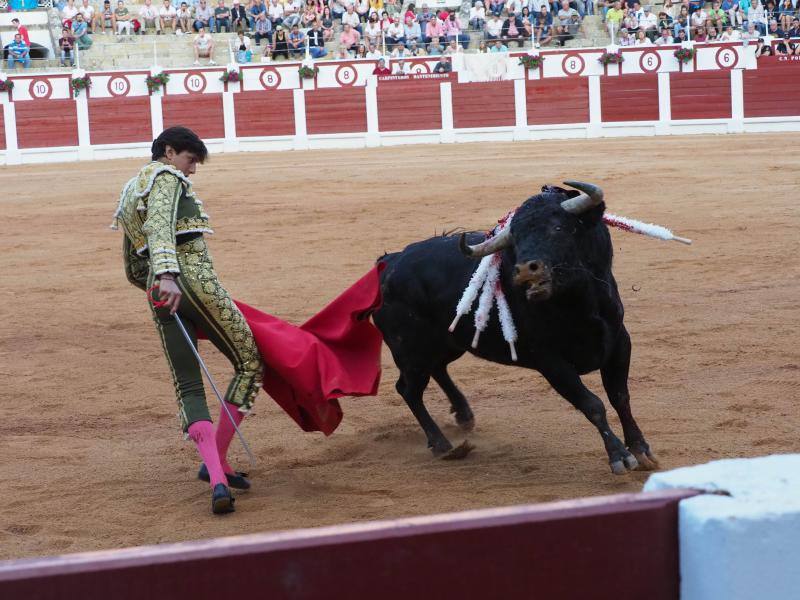 El torero peruano Roca Rey corta dos orejas en El Bibio