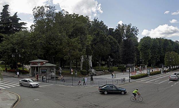 El Campo de San Francisco, ahora bordeado por vehículos. 
