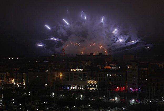 Artificios vistos desde el puerto deportivo el año pasado, con una densa niebla que impedía apreciar sus formas. 