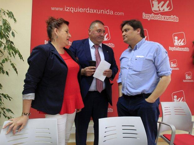 Gabriela Álvarez, Ramón Argüelles y Alejandro Suárez, ayer, en la sede de IU en Oviedo. 