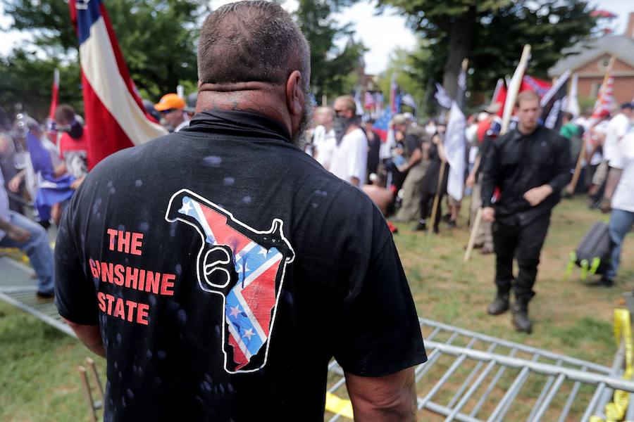 Violentas refriegas se registraron este sábado entre militantes antirracistas y grupúsculos de la extrema derecha estadounidense reunidos en Charlottesville, en Virginia, obligando al gobernador del Estado a declarar el estado de emergencia y a la policía a prohibir la manifestación.