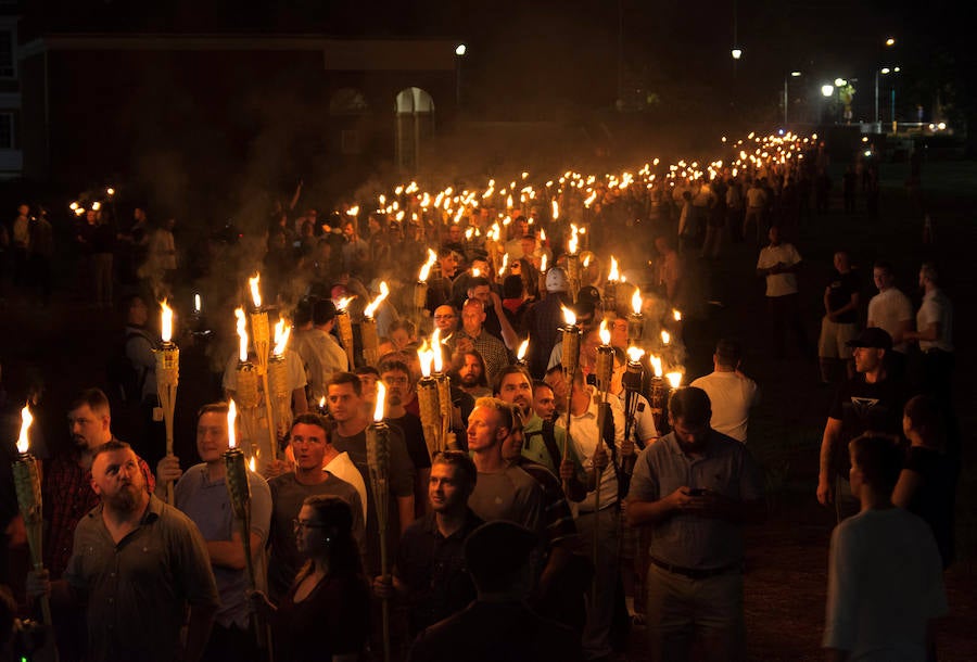 Violentas refriegas se registraron este sábado entre militantes antirracistas y grupúsculos de la extrema derecha estadounidense reunidos en Charlottesville, en Virginia, obligando al gobernador del Estado a declarar el estado de emergencia y a la policía a prohibir la manifestación.