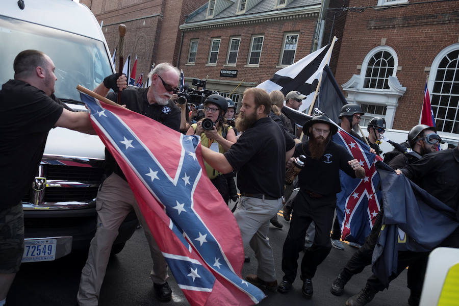 Violentas refriegas se registraron este sábado entre militantes antirracistas y grupúsculos de la extrema derecha estadounidense reunidos en Charlottesville, en Virginia, obligando al gobernador del Estado a declarar el estado de emergencia y a la policía a prohibir la manifestación.