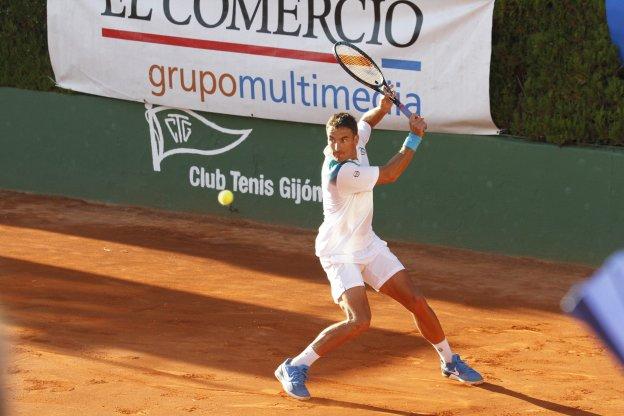 Tommy Robredo, durante un momento de la final, ayer, en el Club Tenis Gijón. 