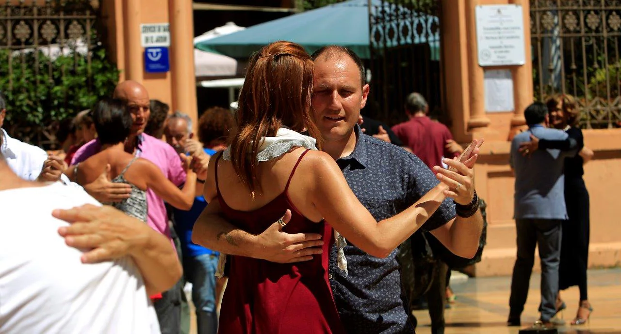 La plaza de Trascorrales de Oviedo ha sido el escenario en el que decenas de personas han participado este sábado en una exhibición de tango, organizada en el marco del certamen Milongueros 2017, que animará distintos espacios de la ciudad durante este puente de agosto.