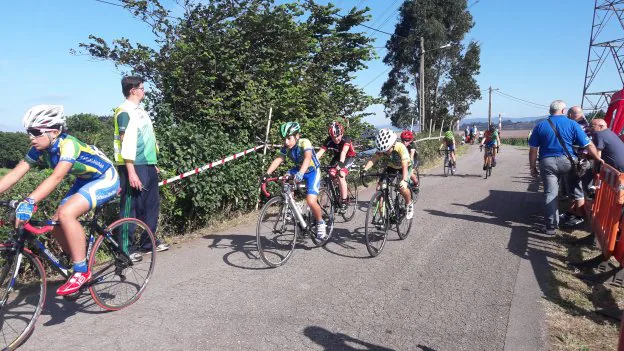 Varios ciclistas a punto de pasar por la meta, en Albandi. 