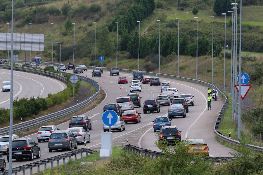 Retenciones kilométricas en la autovía del Cantábrico en Villaviciosa