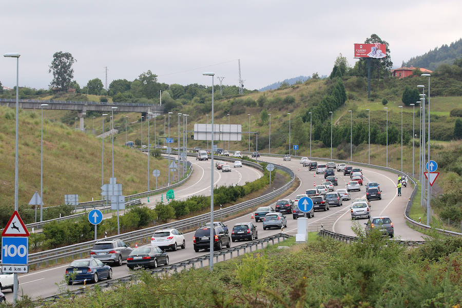 Retenciones kilométricas en la autovía del Cantábrico en Villaviciosa