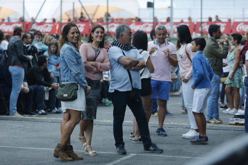 David Bustamante se entrega al publico en el Luanco al mar