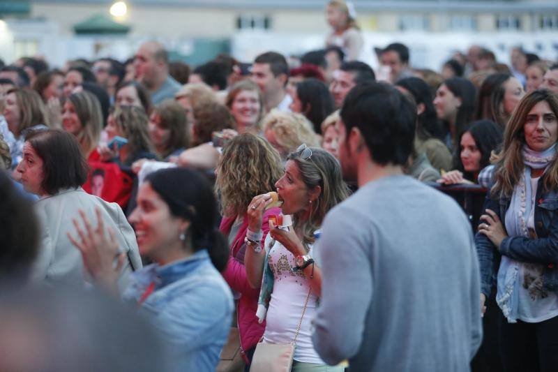 David Bustamante se entrega al publico en el Luanco al mar