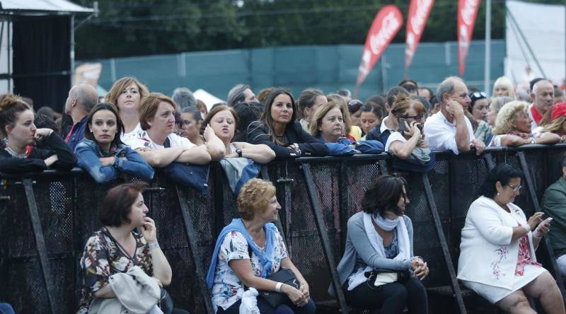 David Bustamante se entrega al publico en el Luanco al mar